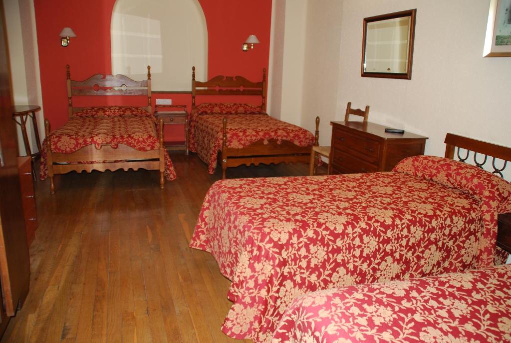 Postel nebo postele na pokoji v ubytování Hostal Ayestaran I
