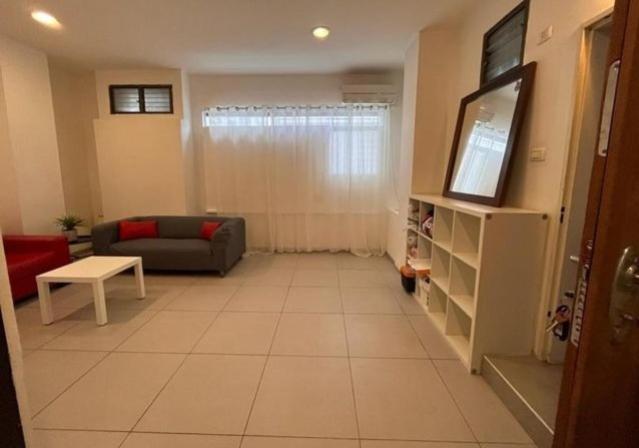 sala de estar con sofá y TV en Downtown spacious Apartment, en Haifa
