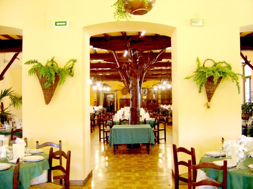 Restaurace v ubytování Hostal Ayestaran I