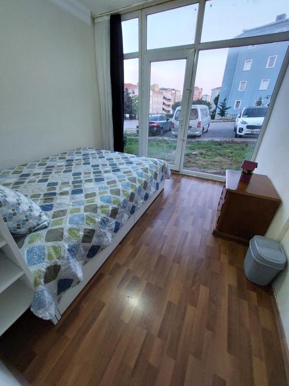 - une chambre avec un lit et une grande fenêtre dans l'établissement B.A.A Sabiha Gökçen, à Istanbul