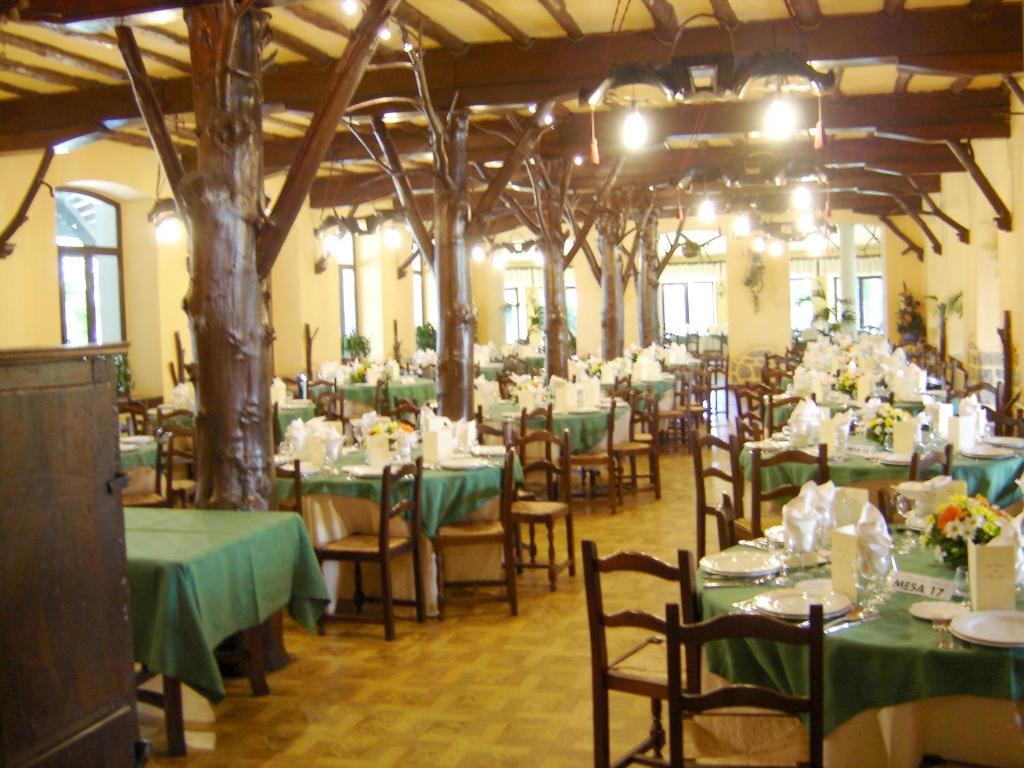 Restaurace v ubytování Hostal Ayestaran I