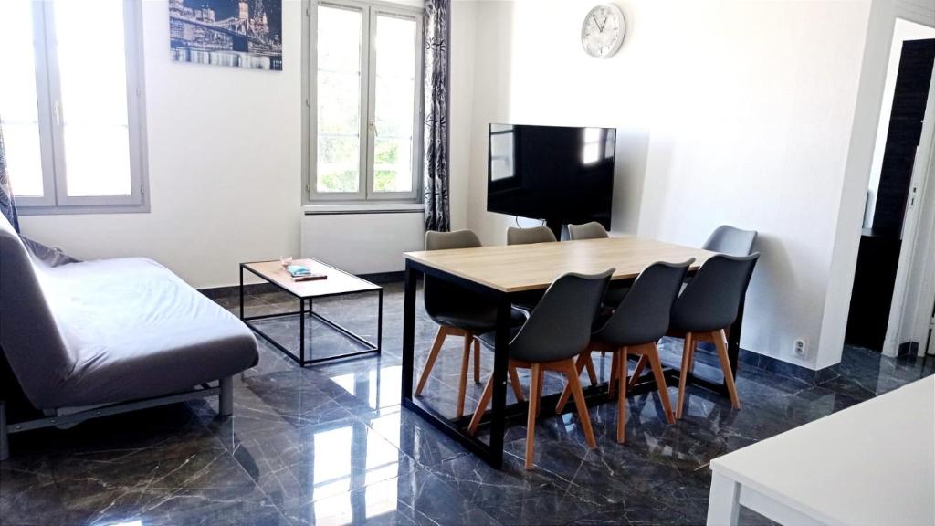 - un salon avec une table et des chaises dans l'établissement Appartement Lagny sur Marne DisneyLand Paris, à Lagny-sur-Marne