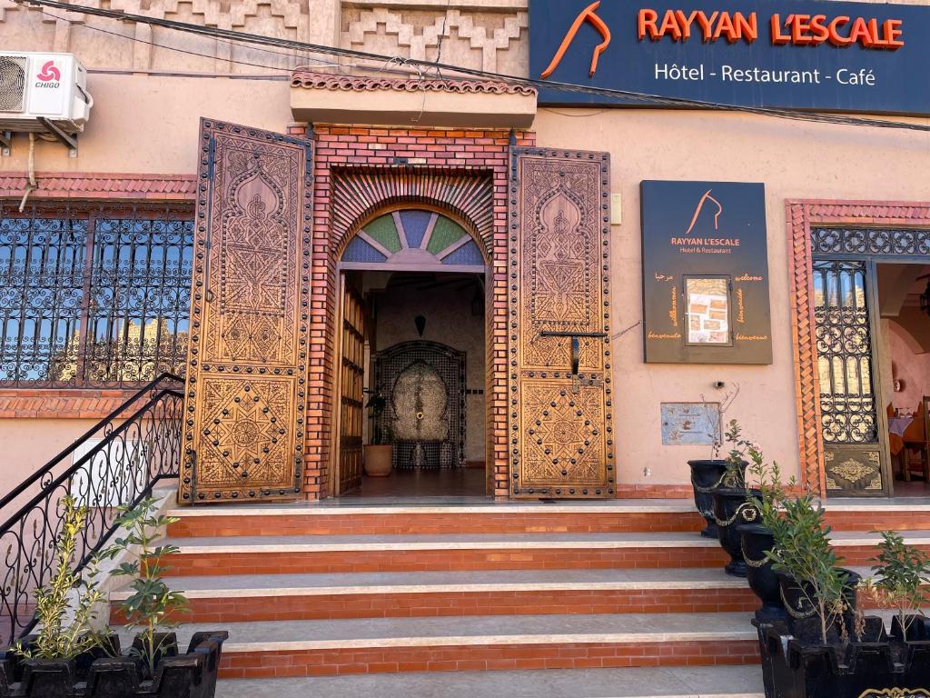 瓦爾扎扎特的住宿－Hotel Rayyan l 'Escale，大楼入口,设有门和楼梯