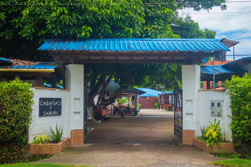 una entrada a un mercado con techo azul en Cabañas El Samán Villavicencio, en Villavicencio