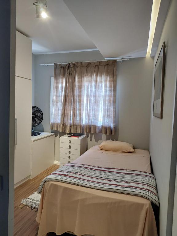 Giường trong phòng chung tại Quarto de solteiro/casais