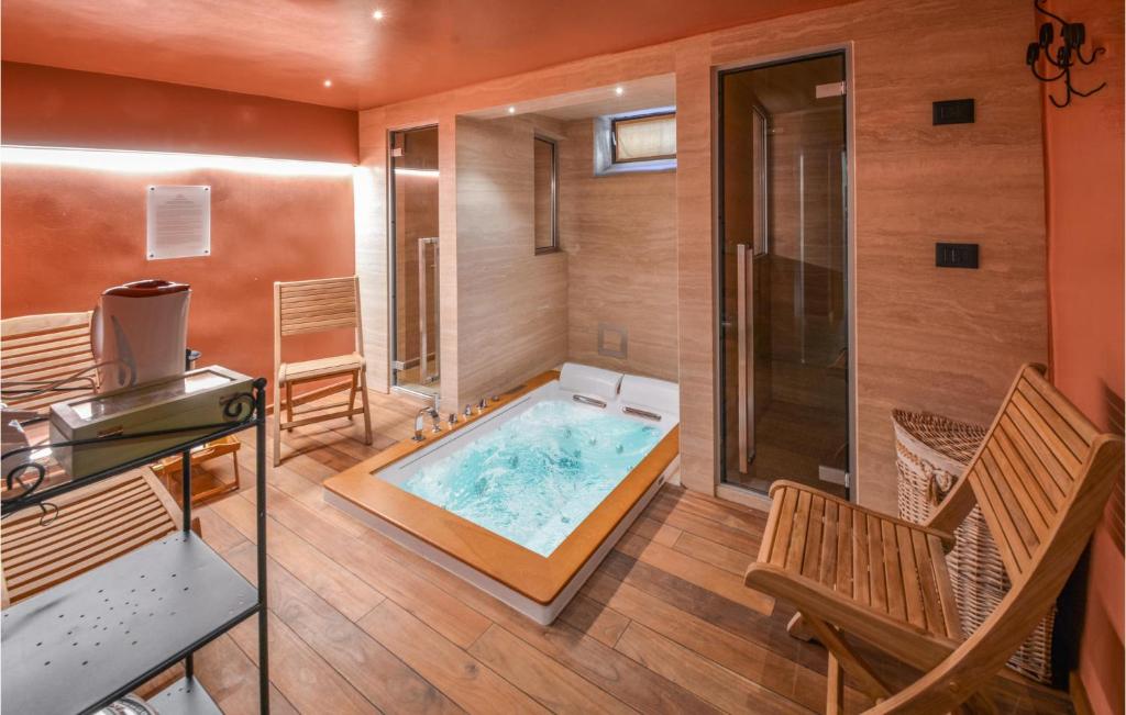 - un bain à remous dans une pièce avec 2 chaises dans l'établissement Awesome Home In Verona With Kitchen, à Vérone