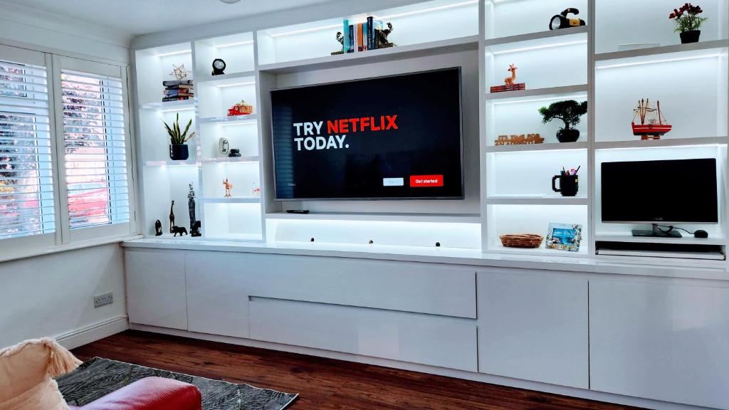 TV a/nebo společenská místnost v ubytování Family friendly spacious 4bedroom house in Bagshot with EV Charger