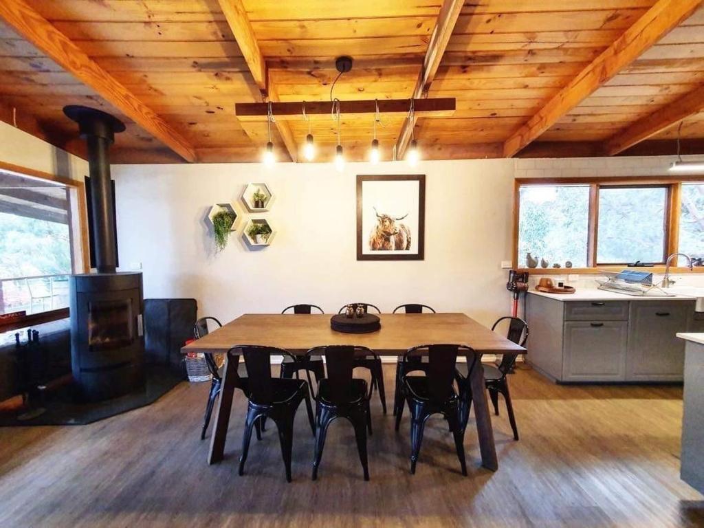 uma sala de jantar e cozinha com mesa e cadeiras em Howqua Inlet em Howqua