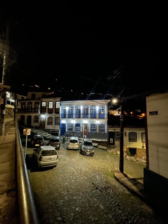 un gruppo di auto parcheggiate in un parcheggio di notte di Hostel Central a Ouro Preto