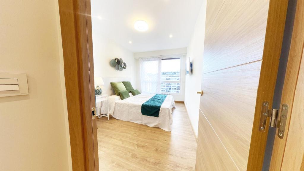 Postel nebo postele na pokoji v ubytování Paradise Luxurious apartment, free parking, 3 double rooms, 4 beds, terrace, jacuzzi, new