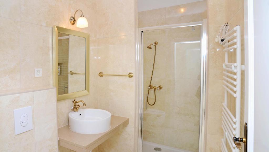 Apartments & Rooms Flowers - 3