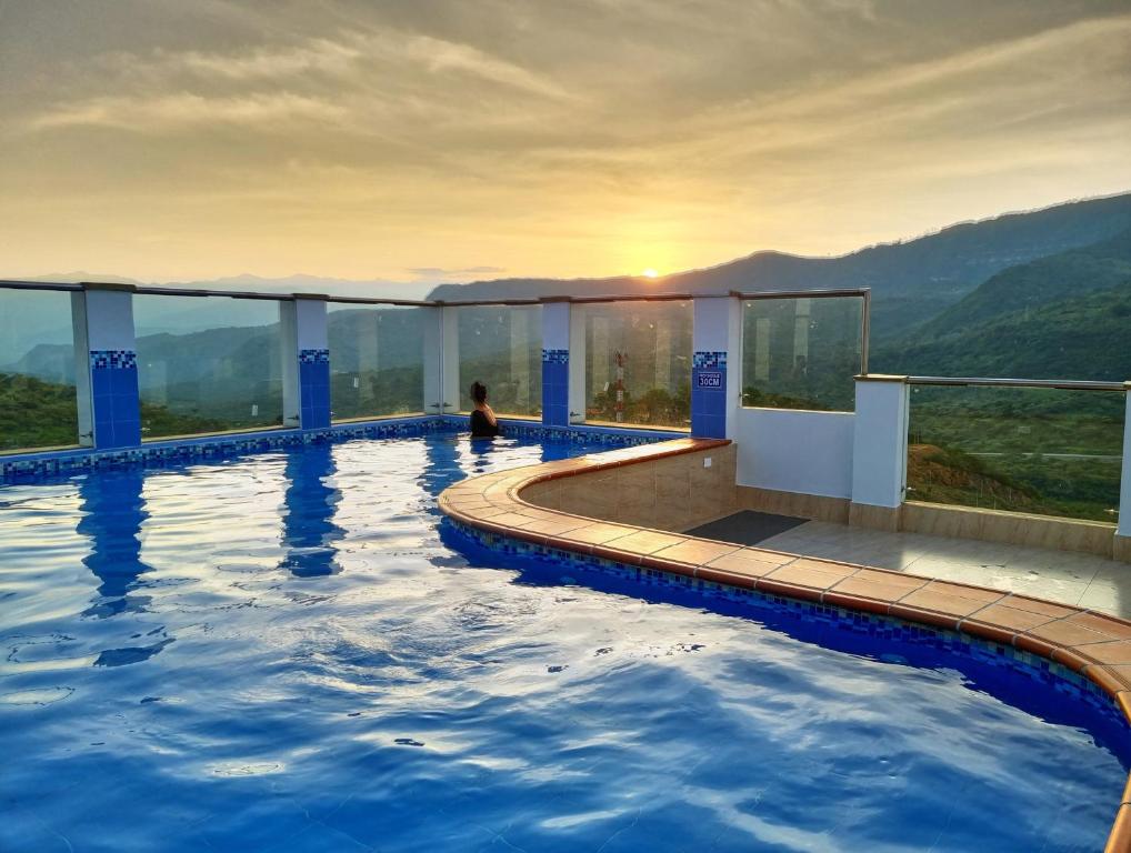 una piscina con vistas a la montaña en Alojamiento Vacacional en San Gil en San Gil