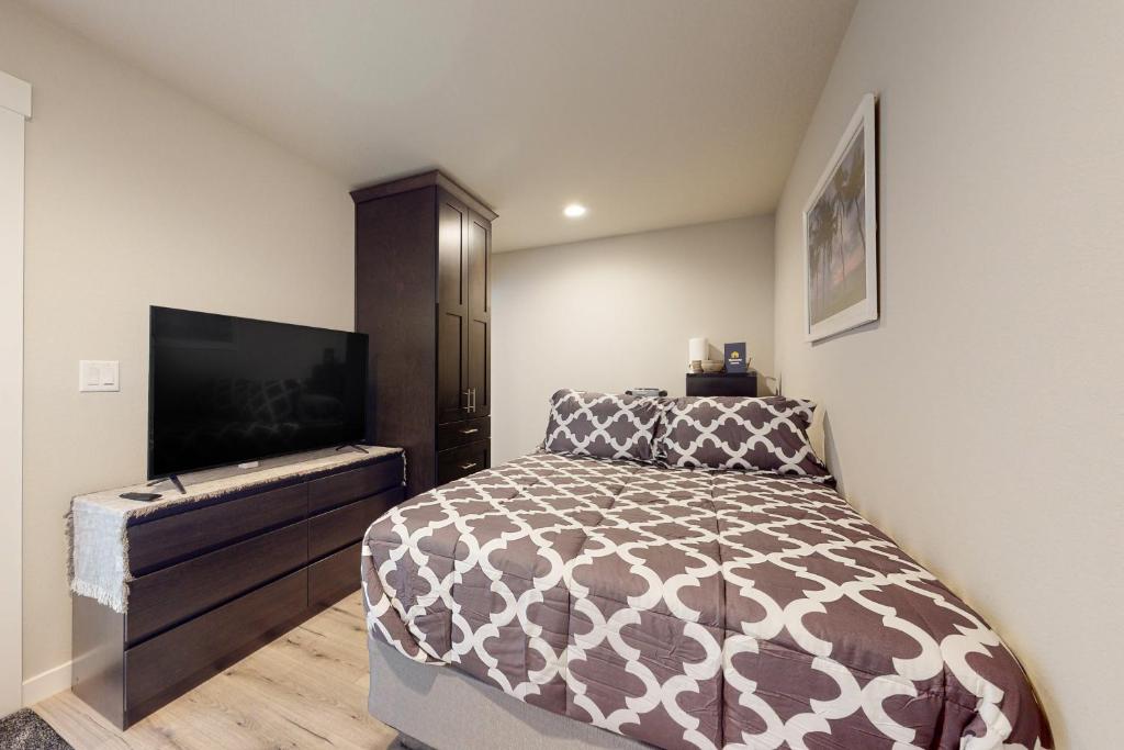 1 dormitorio con 1 cama y TV de pantalla plana en Troutdale Tranquility, en Troutdale