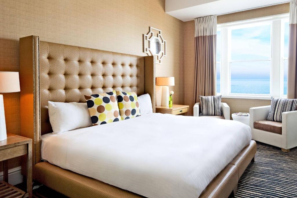 Postel nebo postele na pokoji v ubytování Berkeley Oceanfront Hotel