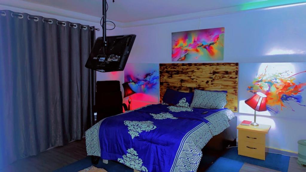 Postel nebo postele na pokoji v ubytování Maleeks Apartment Ikeja "Shared 2Bedroom Apt, individual private rooms and baths"