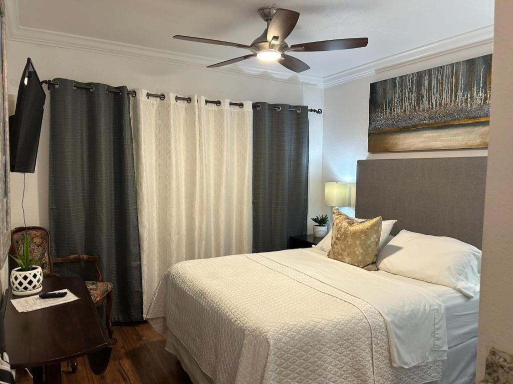 um quarto com uma cama e uma ventoinha de tecto em Tampa Citrus Park em Tampa