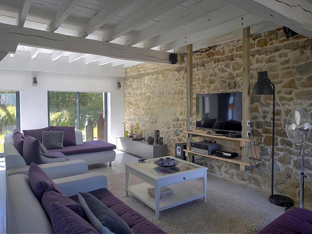 TV a/nebo společenská místnost v ubytování Comfortable vacation home in Gourdon