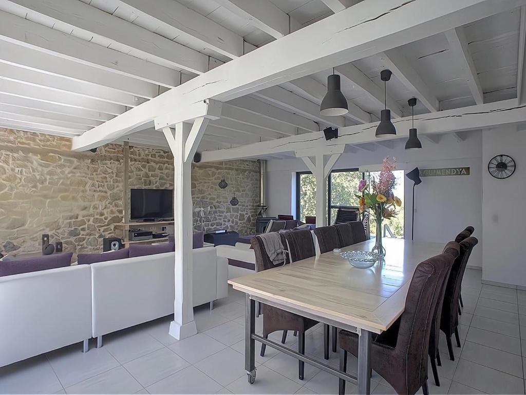 TV a/nebo společenská místnost v ubytování Comfortable vacation home in Gourdon
