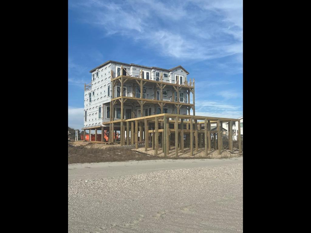 een gebouw in aanbouw aan de kant van de weg bij La Vita Bella in Oak Island