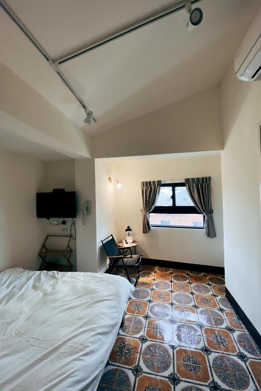 Postel nebo postele na pokoji v ubytování 鴉埠客棧x南華大旅社
