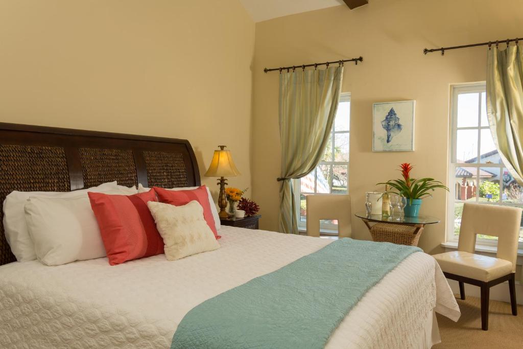 Un pat sau paturi într-o cameră la Bella Bay Inn