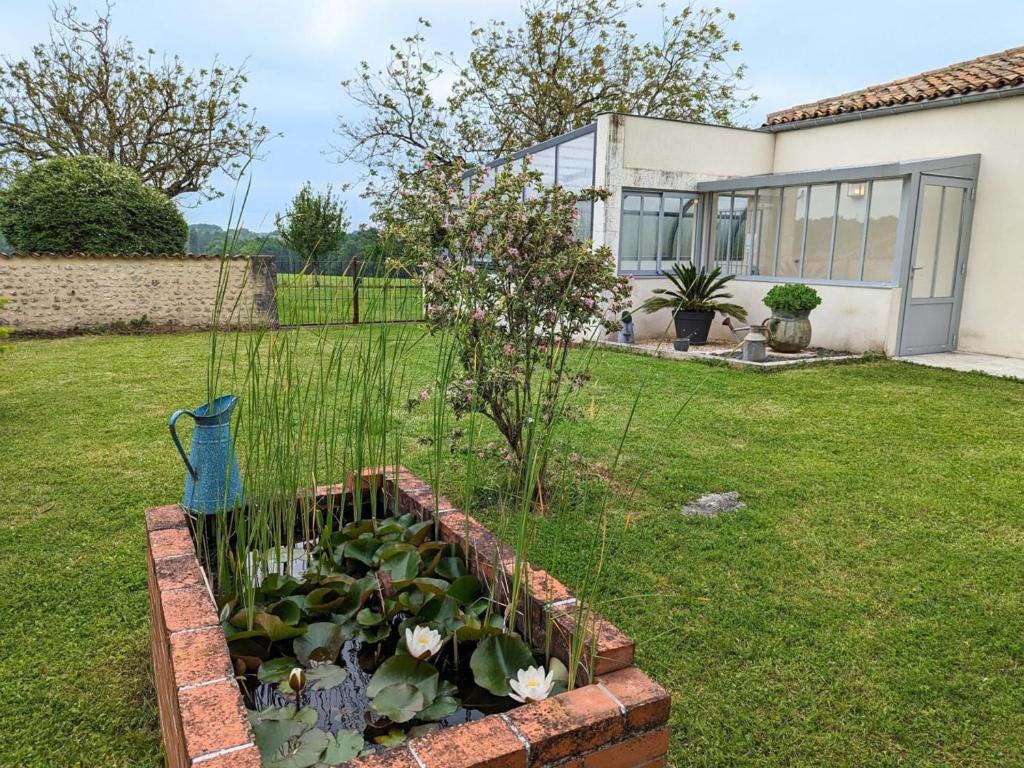 Zahrada ubytování Gîte rénové avec piscine chauffée, sauna, fitness et jardin à Salles-de-Barbezieux - FR-1-653-218