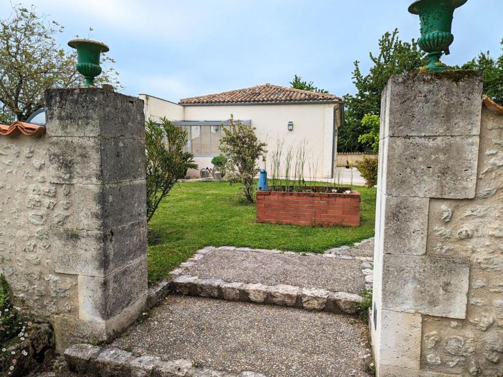 Zahrada ubytování Gîte rénové avec piscine chauffée, sauna, fitness et jardin à Salles-de-Barbezieux - FR-1-653-218