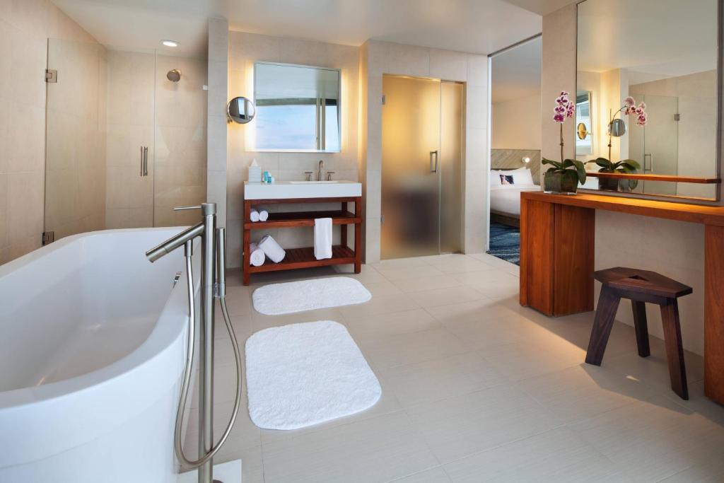 W Fort Lauderdale - Mega Room, Larger Guest Room, 1 King, Ocean View, Balcony