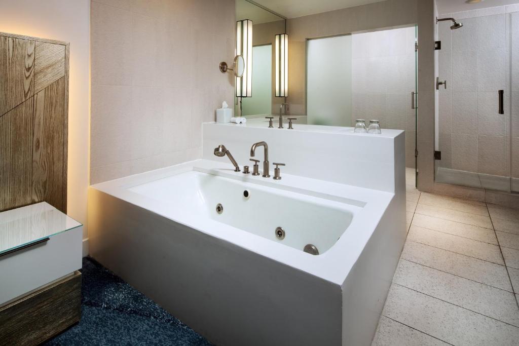 W Fort Lauderdale - Escape Residential Suite, 1 Bedroom, 1 King, Sofa Bed, Partial Ocean View, Balcony