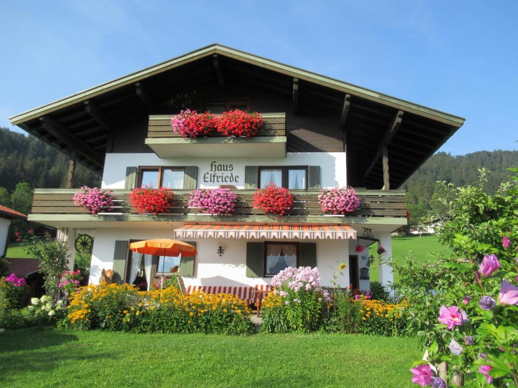 a building with flowers in front of it at Haus Elfriede in Reit im Winkl