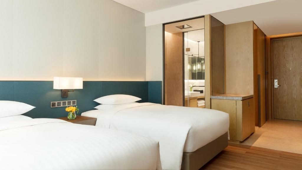 Postel nebo postele na pokoji v ubytování Courtyard by Marriott Shenzhen Bay