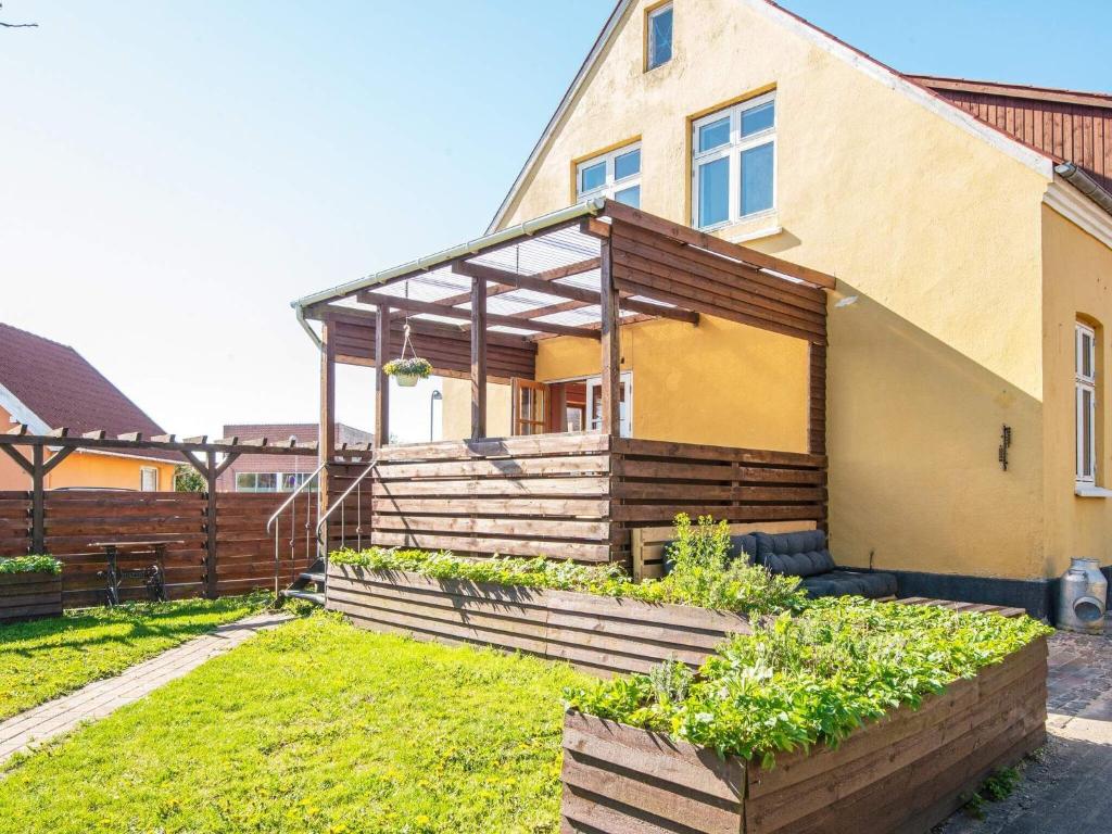 una casa con una struttura in legno nel cortile di Holiday home Grenaa XLVIII a Grenå