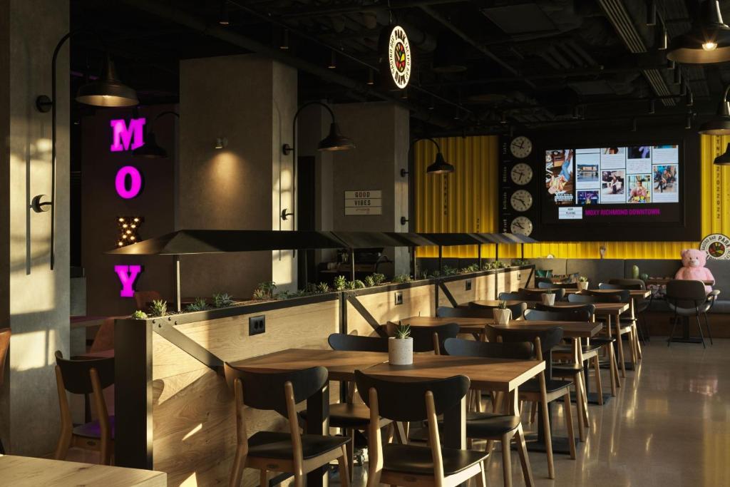 TV a/nebo společenská místnost v ubytování Moxy Belgrade