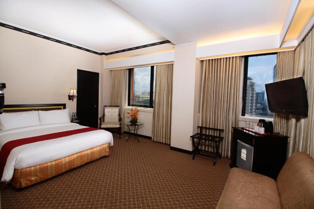 Postel nebo postele na pokoji v ubytování Bayview Park Hotel Manila