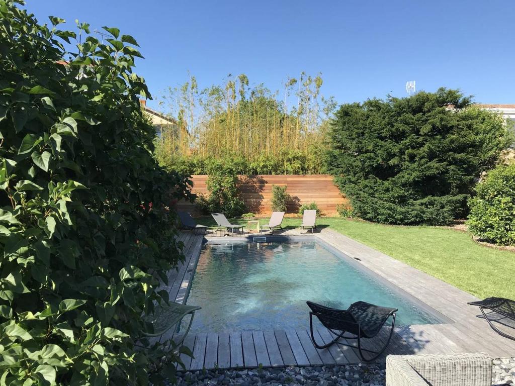 拉羅歇爾的住宿－Villa La Rochelle, 7 pièces, 10 personnes - FR-1-710-5，院子里一个带两把椅子的游泳池