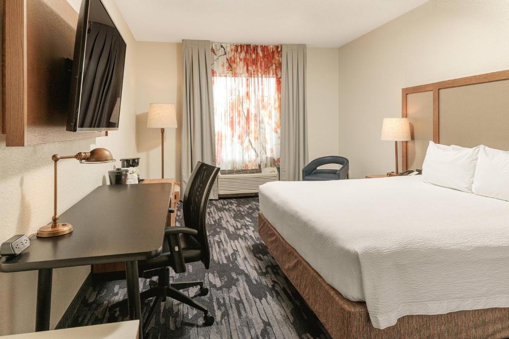 Fairfield Inn & Suites San Angelo في سان أنجيلو: غرفة في الفندق مع سرير ومكتب