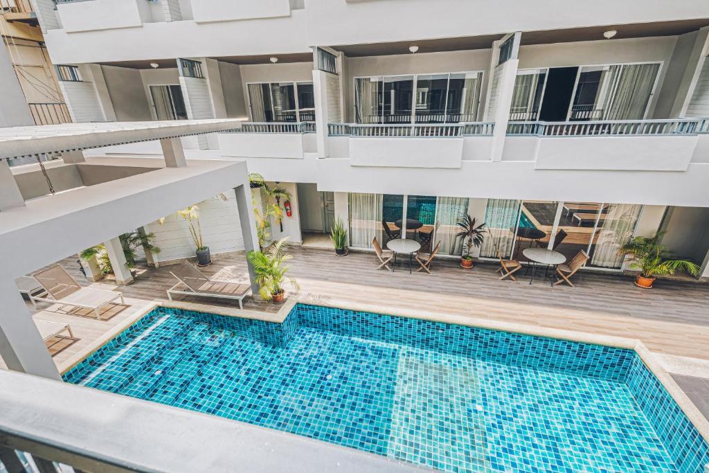 uma vista aérea de um edifício com piscina em Chateau Dale Boutique Resort Spa Villas em Pattaya Sul