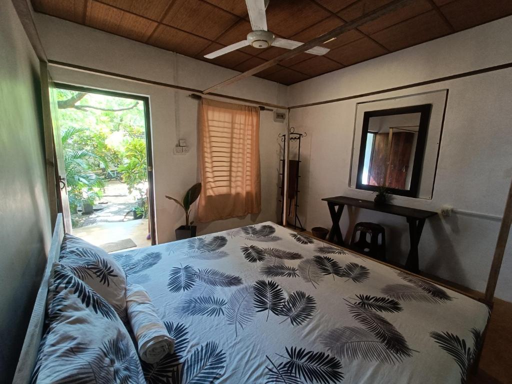 1 dormitorio con 1 cama en una habitación con ventana en Starfish Cabbana, en Arugam Bay