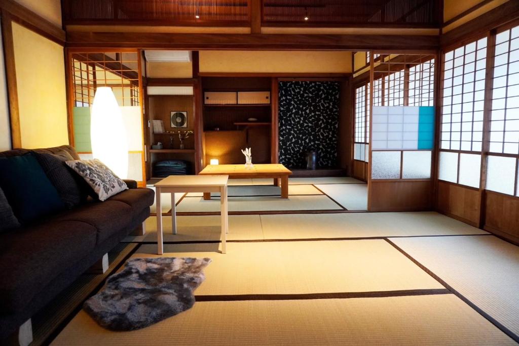 - un salon avec un canapé et une table dans l'établissement 岡邸, à Tonosho