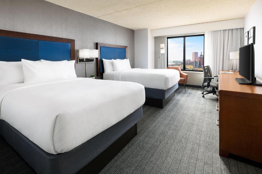 ein Hotelzimmer mit 2 Betten und einem Schreibtisch in der Unterkunft Courtyard by Marriott Atlantic City Beach Block in Atlantic City