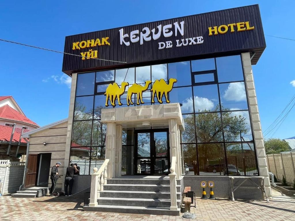 un edificio con un letrero que lee hotel Kennel Kerem en Keruen Deluxe, en Taraz
