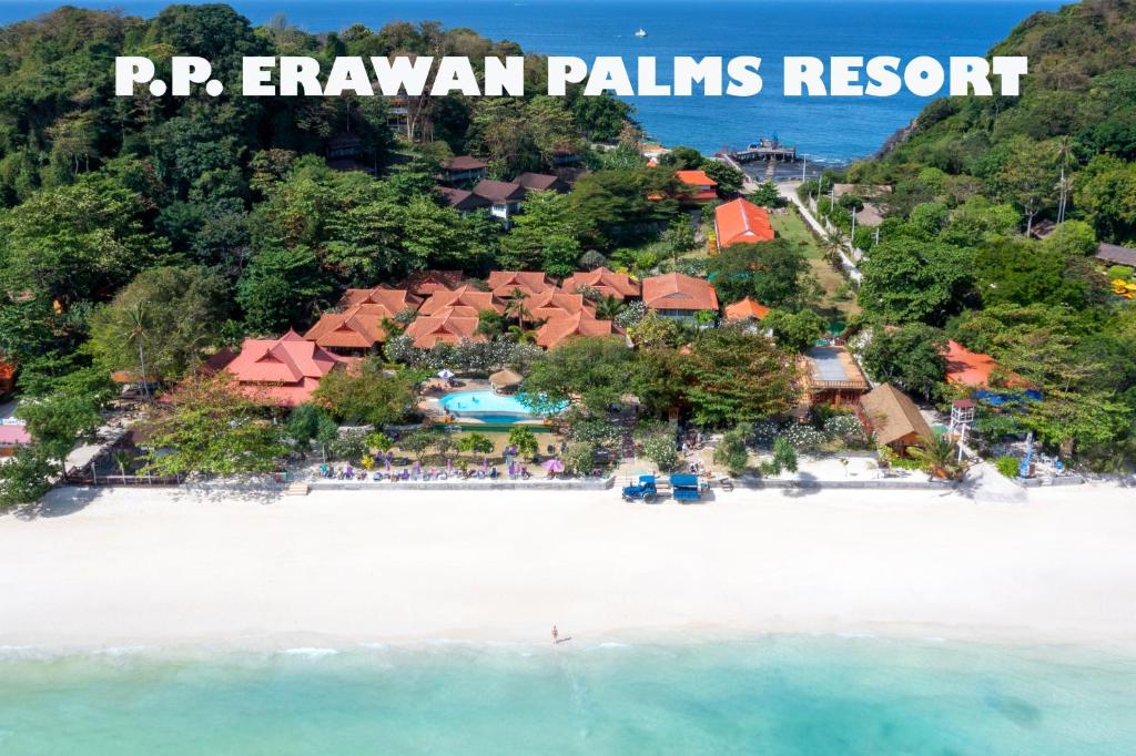 una vista aérea del complejo de palmeras hawaianas en PP Erawan Palms Resort- SHA Extra Plus, en Islas Phi Phi