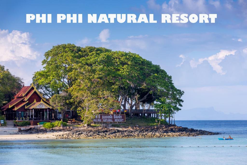 mała wyspa na oceanie z kurortem w obiekcie Phi Phi Natural Resort-SHA Extra Plus w Ko Phi Phi