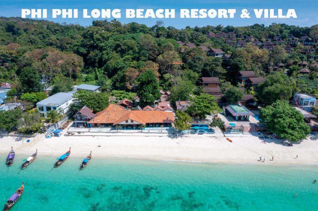 Phi Phi Long Beach Resort & Villa-SHA Extra Plus في جزيرة في في: إطلالة جوية على فيلا منتجع شاطئ يلون