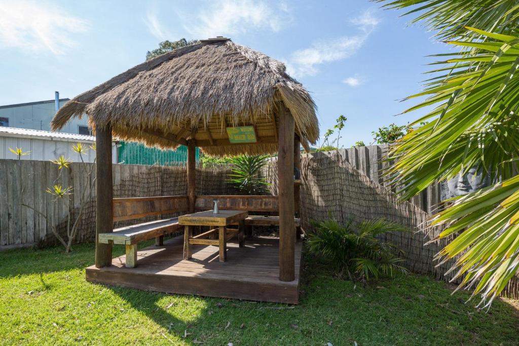 Κήπος έξω από το Cowes Coastal Retro Cottage