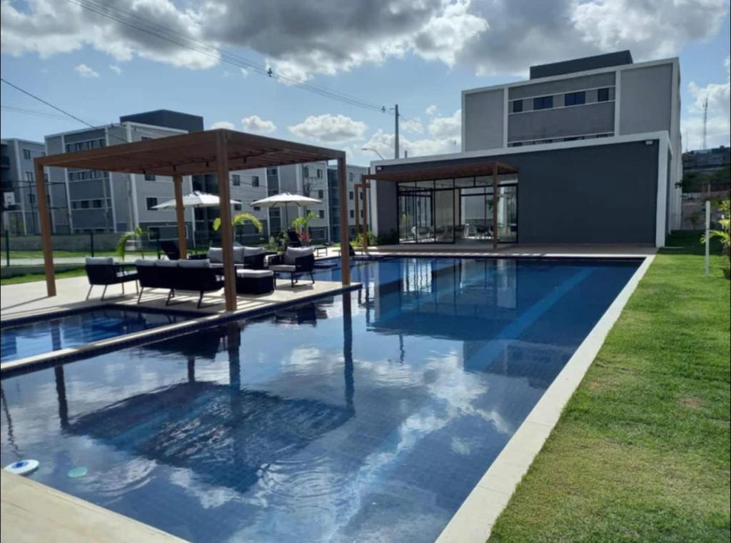 uma piscina em frente a um edifício em Studio Garden 01 Quartos em Caruaru