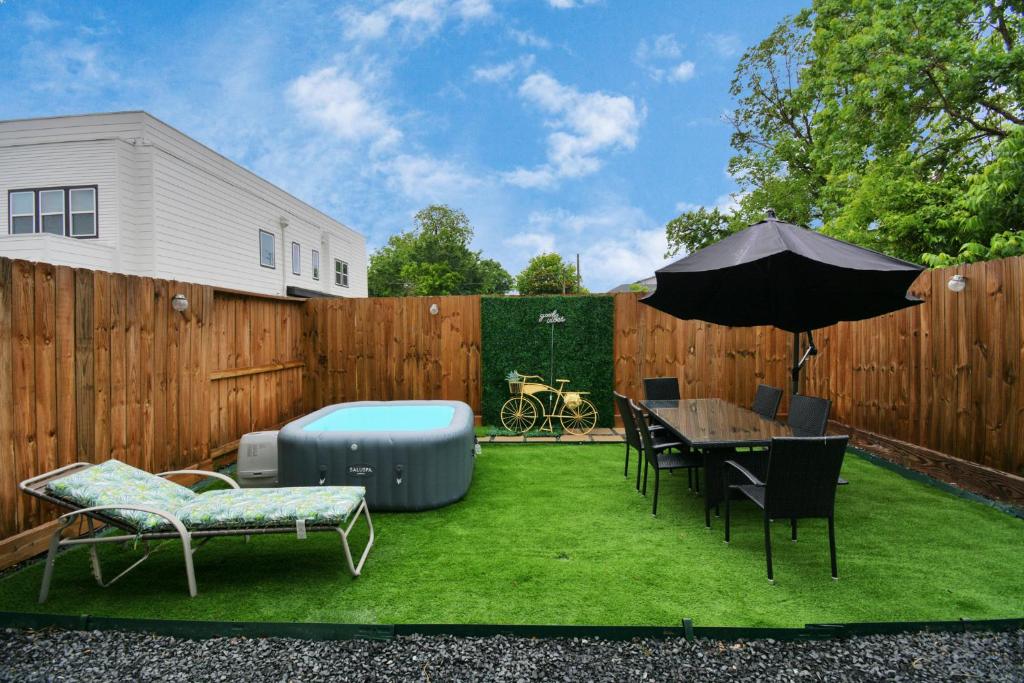 Blissful Getaway Home with Hot Tub & Backyard Near Downtown, Houston Updated 2024 Prices