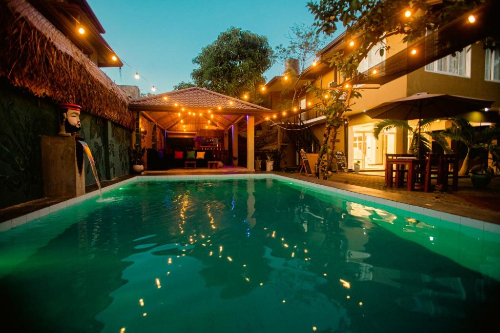 uma piscina num quintal à noite com luzes em Supreme Dambulla em Dambulla