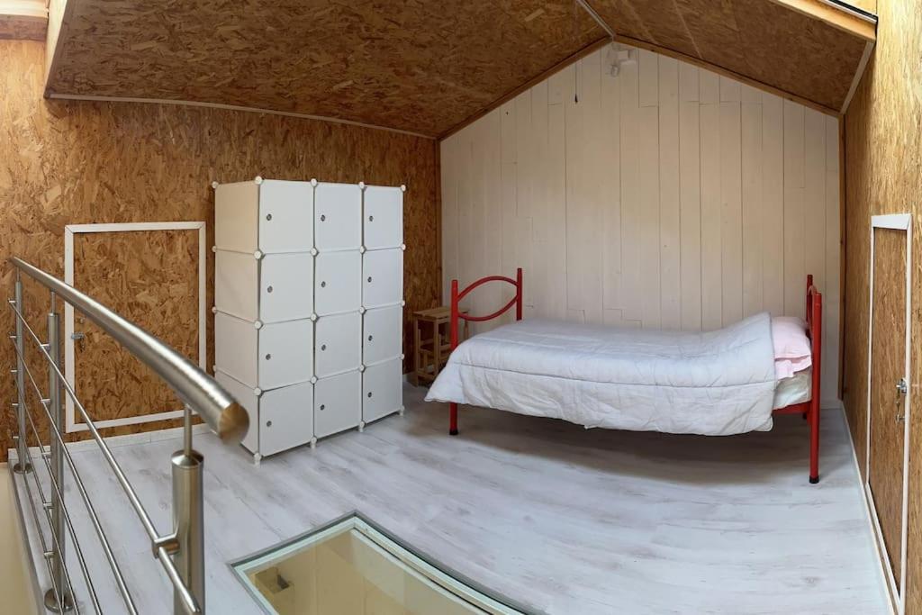 - une petite chambre avec un lit dans un bâtiment dans l'établissement Casa “ la guazzara “, à Monticiano