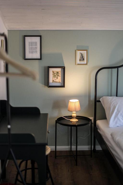 Postel nebo postele na pokoji v ubytování Sherlock's Holidays boutique rooms